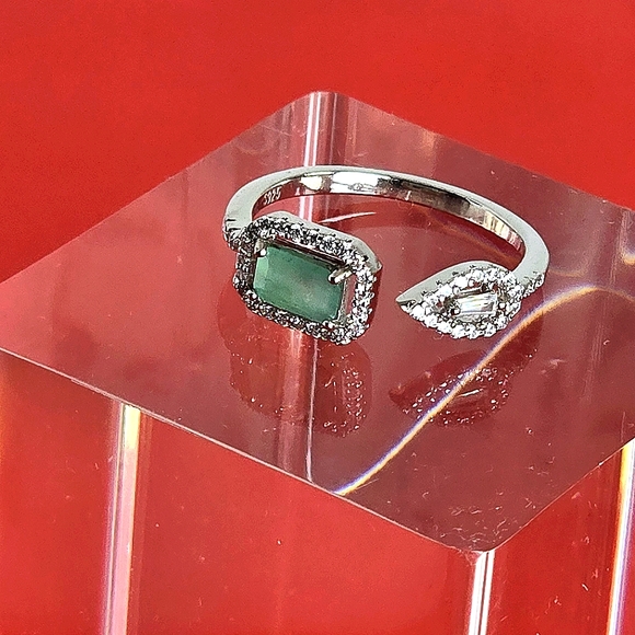 925 Sterling Silver Open Band Sz 6.5 with Natural Octagon 6x4mm Emerald Gemstone - Picture 9 of 9